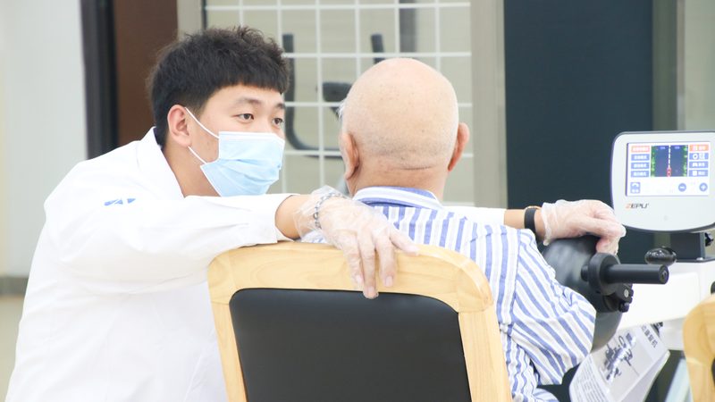 选择脑卒中康复护理机构时，首先要关注其资质。优质的康复护理机构应具备以下资质：